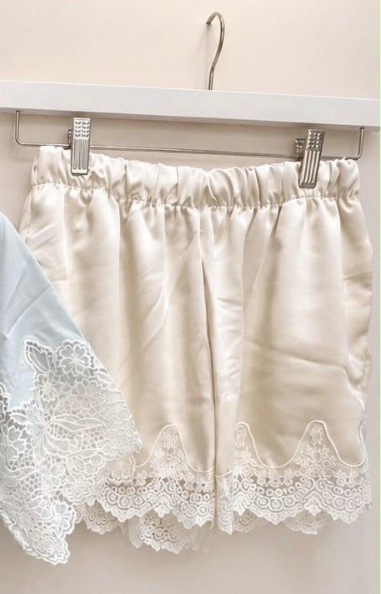 Lace detailed short