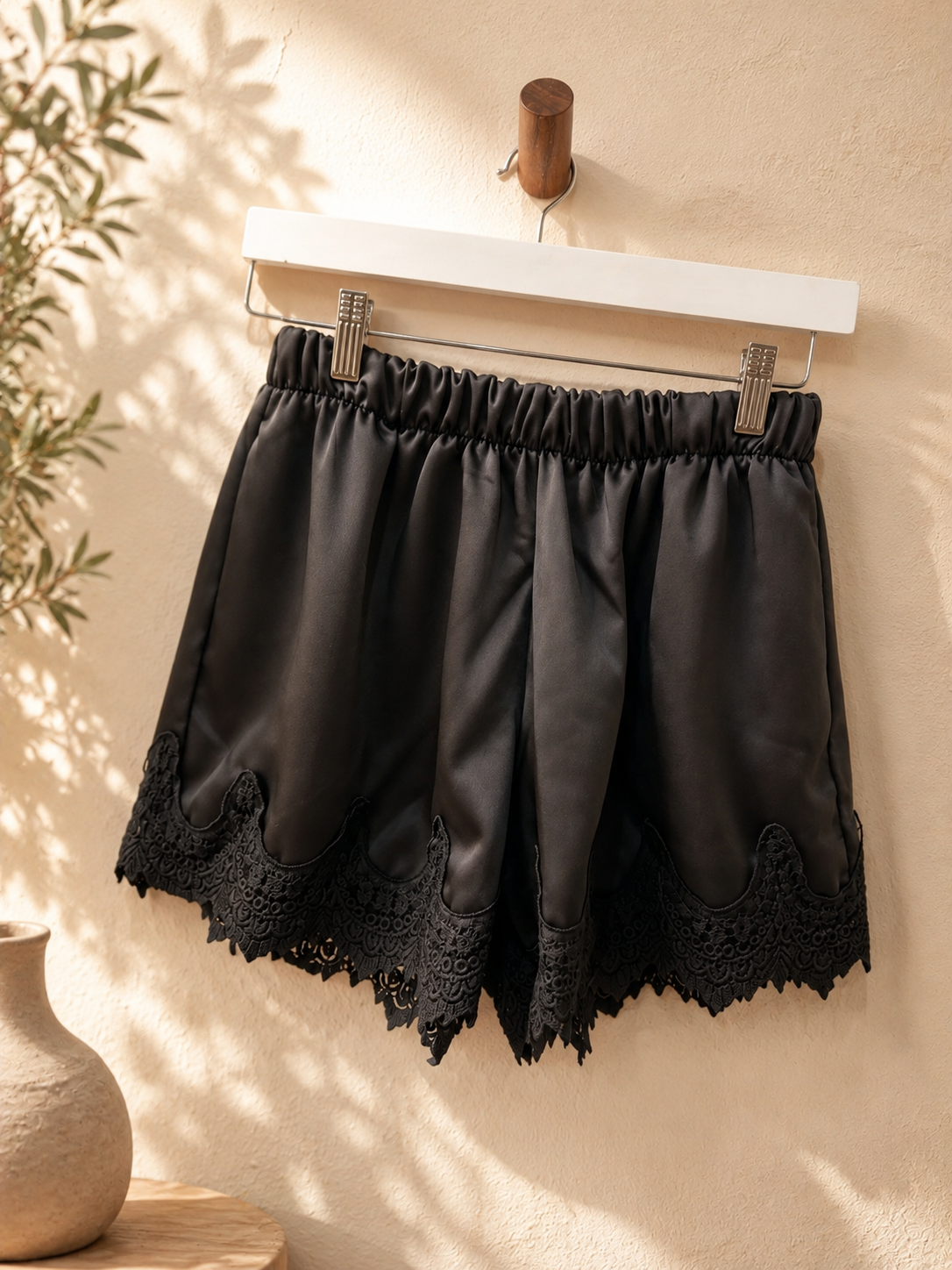 Lace detailed short