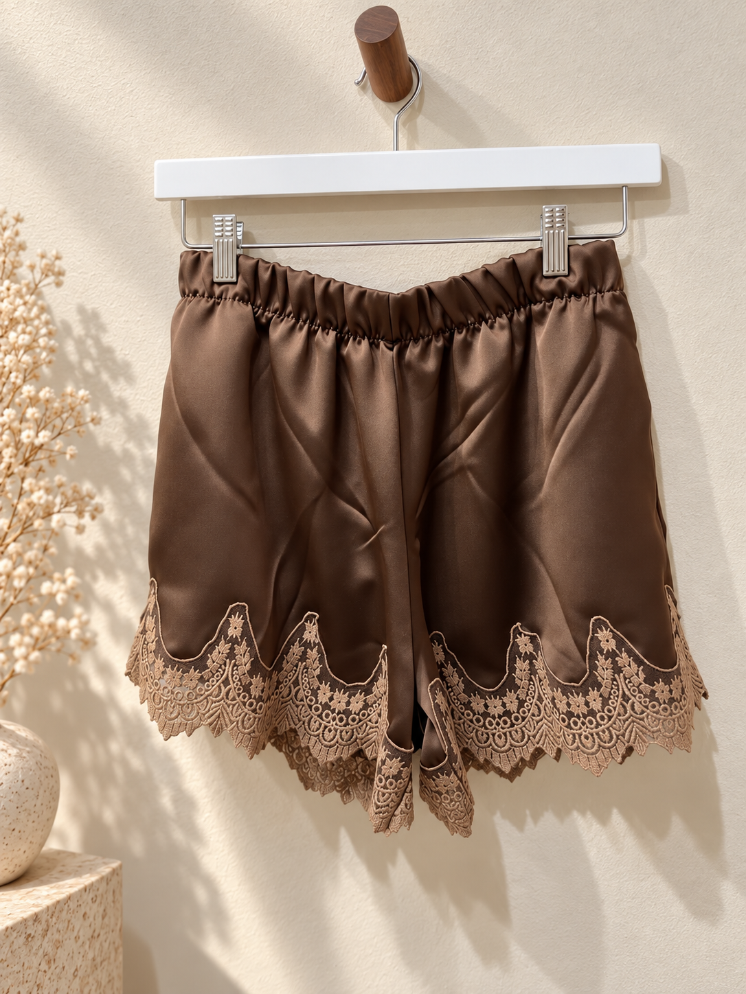 Lace detailed short