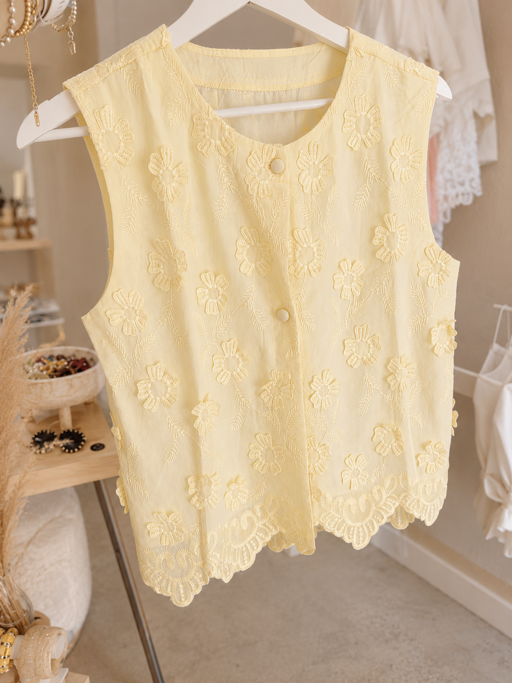 Flower embroidery blouse